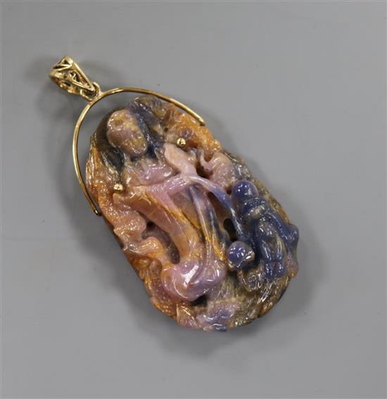 A gold mounted corundum pendant carved with the figure of Guan Yin, 56mm.